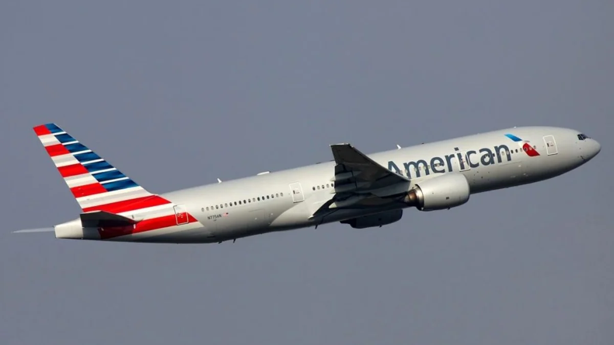 Ilustrasi: American Airlines Boeing 777 saat lepas landas (CC-BY-SA Sergey Kustov/Wikimedia Commons)