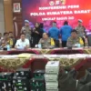 Polda Sumbar menggelar konferensi pers terkait kasus perampokan mobil pengangkut uang untuk pengisian mesin AT