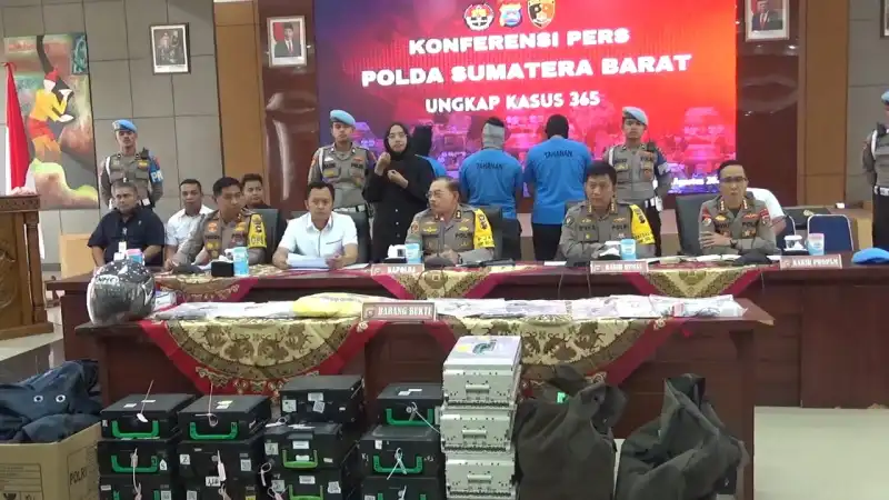 Polda Sumbar menggelar konferensi pers terkait kasus perampokan mobil pengangkut uang untuk pengisian mesin AT