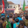 Aksi unjuk rasa ribuan mahasiswa di Cirebon ricuh, pintu gerbang DPRD Kota Cirebon dirusak.