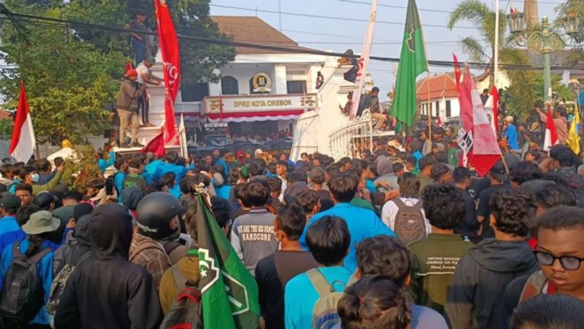 Aksi unjuk rasa ribuan mahasiswa di Cirebon ricuh, pintu gerbang DPRD Kota Cirebon dirusak.