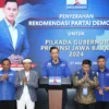 Ketua Umum DPP Partai Demokrat Agus Harimurti Yudhoyono (dua kanan) menyerahkan surat rekomendasi partai sebag