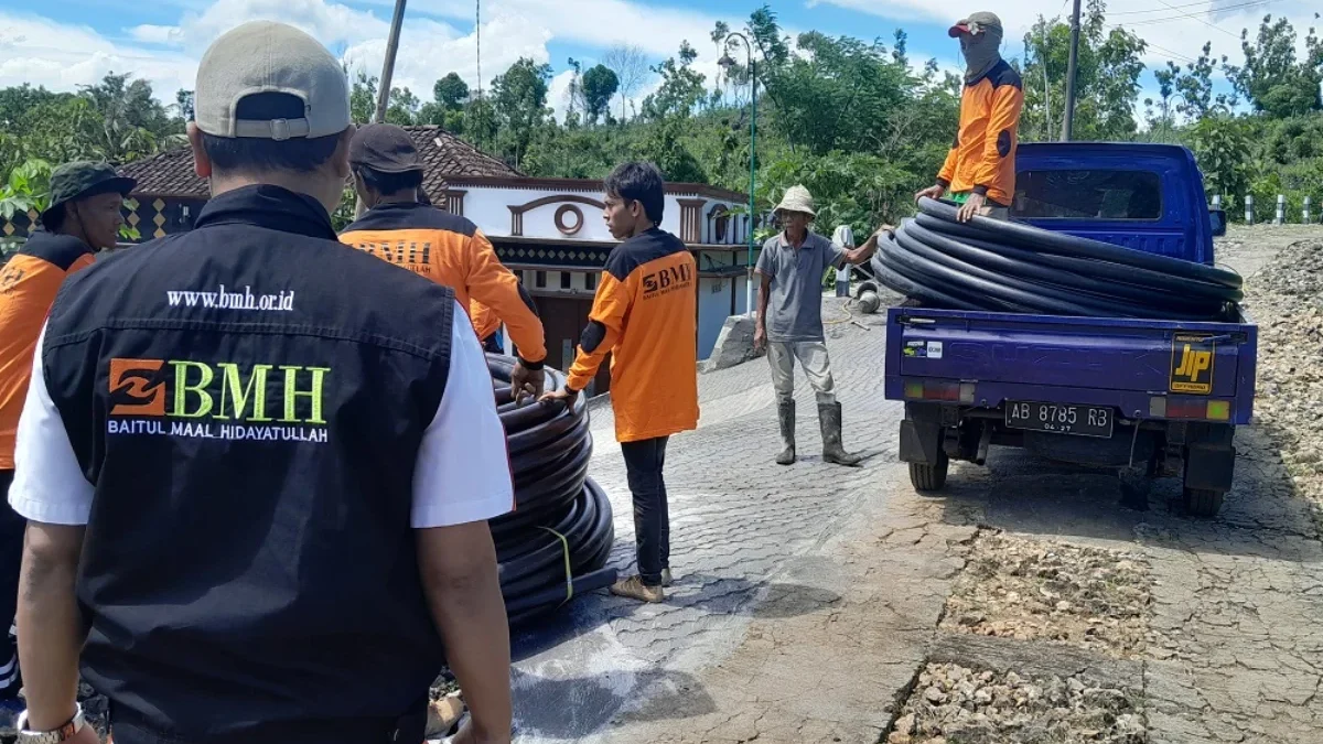 Baitul Maal Hidayatullah (BMH) perwakilan Yogyakarta membuat jaringan pipanisasi untuk wilayah yang sering dil