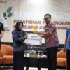 Penyerahan hadiah kepada pemenang Lomba Jingle Salatiga Gempur Rokok Ilegal oleh Sekretaris Daerah Kota Salati