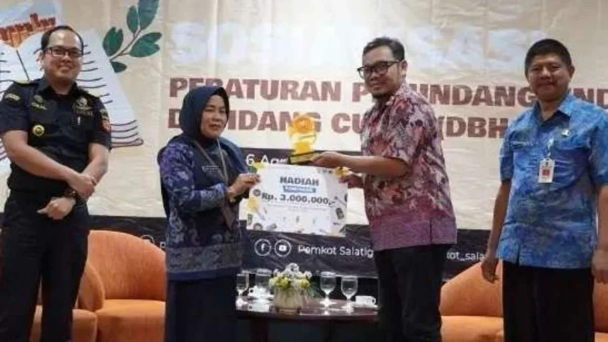 Penyerahan hadiah kepada pemenang Lomba Jingle Salatiga Gempur Rokok Ilegal oleh Sekretaris Daerah Kota Salati