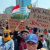 Aksi demonstrasi di depan gedung DPR, menolak rapat paripurna pengesahan RUU Pilkada