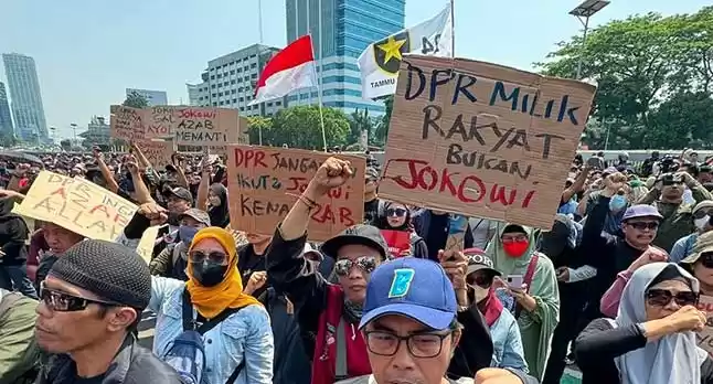 Aksi demonstrasi di depan gedung DPR, menolak rapat paripurna pengesahan RUU Pilkada