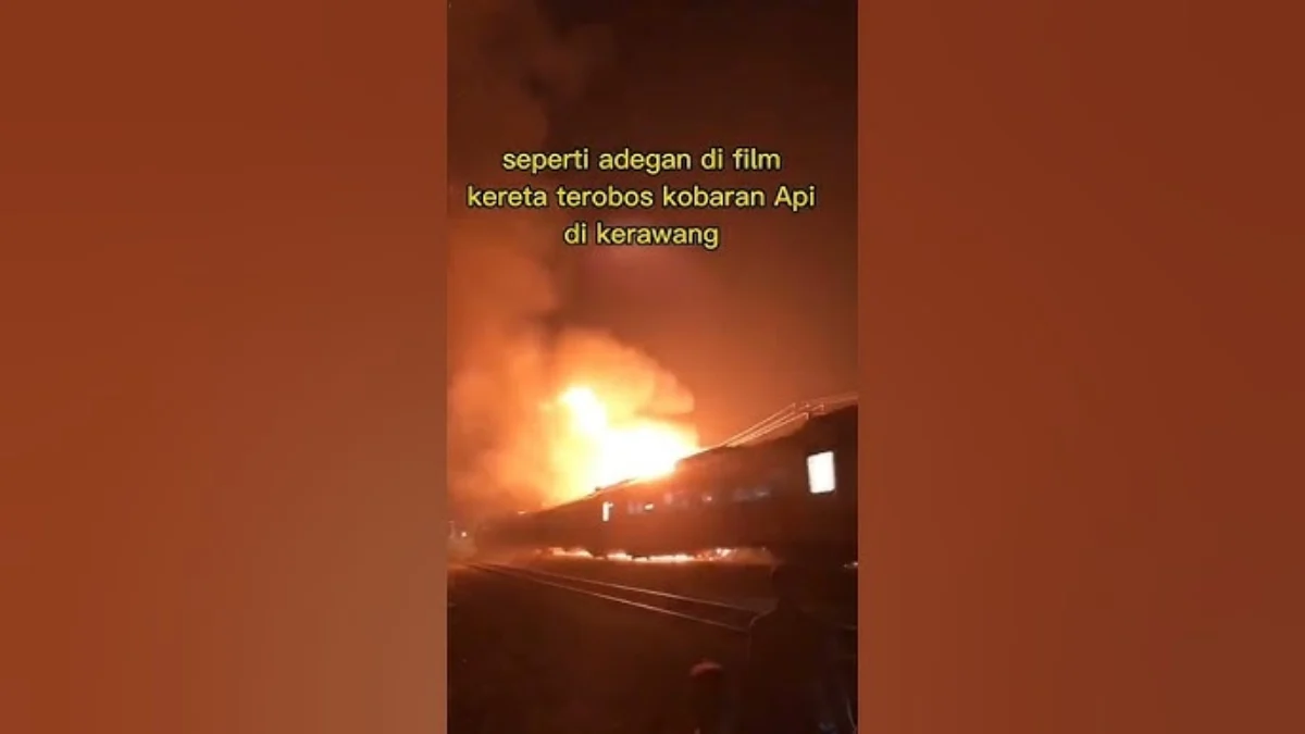 Viral di media sosial aksi nekat kereta api jurusan Jakarta menerobos kobaran api di wilayah Kampung Babakan,