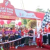 Pj Gubernur Jateng Nana Sudjana didampingi Sekda Jateng Sumarno melepas peserta Jateng Fun Run 7,9 Km dari hal