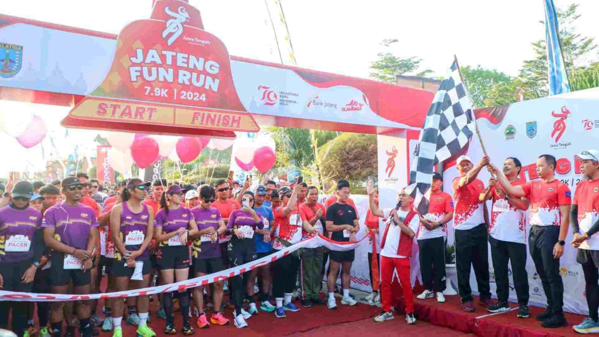 Pj Gubernur Jateng Nana Sudjana didampingi Sekda Jateng Sumarno melepas peserta Jateng Fun Run 7,9 Km dari hal