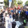 Jajaran Polres Indramayu menjaga aksi unjuk rasa mahasiswa di depan Gedung DPRD Indramayu, Jumat (23/8/2024).