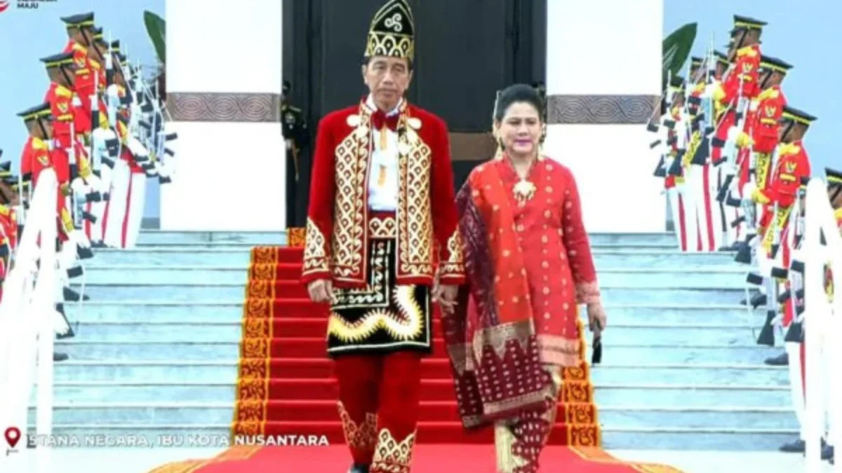 Presiden Joko \"Jokowi\" Widodo saat menghadiri upacara penurunan bendera merah putih di Istana Negara Ibu Kota