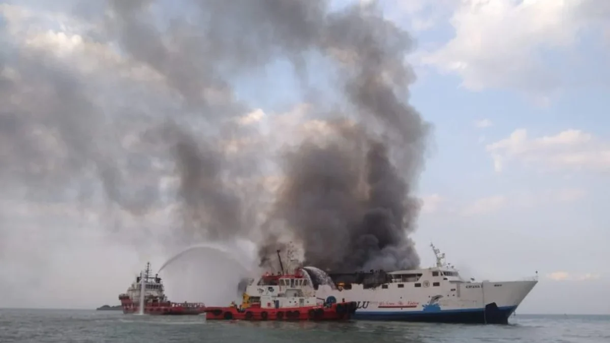 Kebakaran melanda kapal KM Kirana I di perairan Pelabuhan Tenjung Emas Semarang pada Minggu (11/8). Foto: Huma