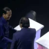 Presiden Jokowi berjabat tangan dengan Ketum Nasdem Surya Paloh saat meresmikan Kongres III Nasdem di JCC, Min