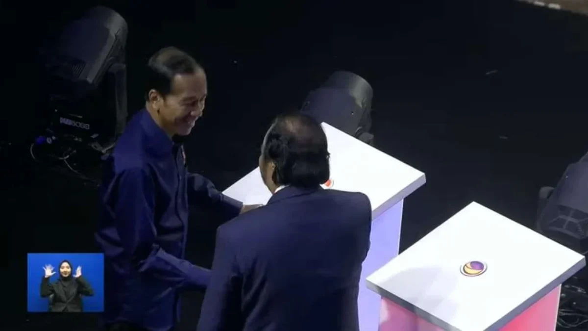 Presiden Jokowi berjabat tangan dengan Ketum Nasdem Surya Paloh saat meresmikan Kongres III Nasdem di JCC, Min