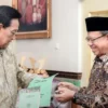 Gubernur DIY Sri Sultan Hamengku Buwono X bersama Ketua Majelis Ulama Indonesia (MUI) DIY KH Machasin, Jumat (