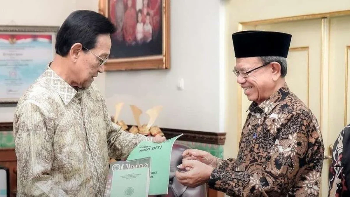 Gubernur DIY Sri Sultan Hamengku Buwono X bersama Ketua Majelis Ulama Indonesia (MUI) DIY KH Machasin, Jumat (