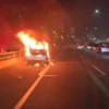 Mobil terbakar di Tol Dalam Kota (dok. tangkapan layar)