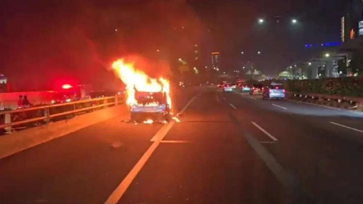 Mobil terbakar di Tol Dalam Kota (dok. tangkapan layar)