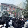 Ratusan Mahasiswa dari berbagai perguruan tinggi di Bandung Raya menggelar aksi unjuk rasa di Depan Gedung DPR