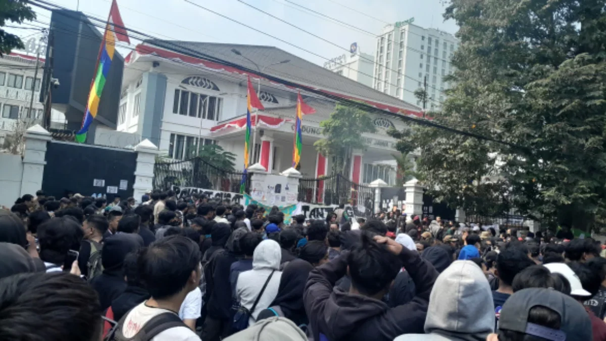 Ratusan Mahasiswa dari berbagai perguruan tinggi di Bandung Raya menggelar aksi unjuk rasa di Depan Gedung DPR