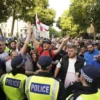 Ratusan massa anti-Islam Inggris menggelar demonstrasi di Whitehall, London, Rabu waktu setempat, menargetkan