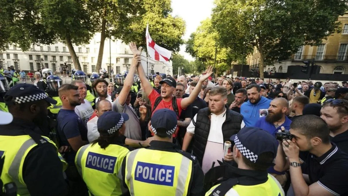 Ratusan massa anti-Islam Inggris menggelar demonstrasi di Whitehall, London, Rabu waktu setempat, menargetkan