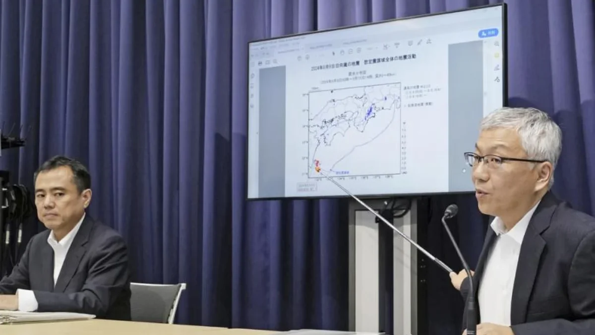 Pejabat dari Badan Meteorologi Jepang dan kantor kabinet menghadiri konferensi pers untuk mengumumkan berakhir