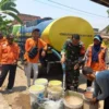 Bantuan air bersih didistribusikan BPBD Kabupaten Demak di Kalitengah, Mranggen, Kamis (19/10/2023). Warga di