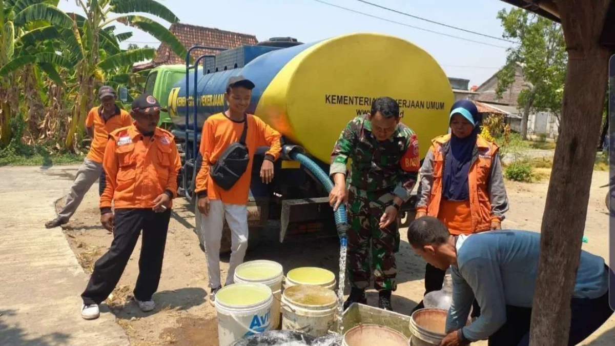 Bantuan air bersih didistribusikan BPBD Kabupaten Demak di Kalitengah, Mranggen, Kamis (19/10/2023). Warga di