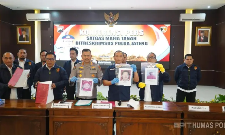 Dirkrimsus Polda Jateng Kombes Dwi Subagio (kanan) dan Kabid Hunas Polda Jateng Kombes Pol.Artanto menunjukkan