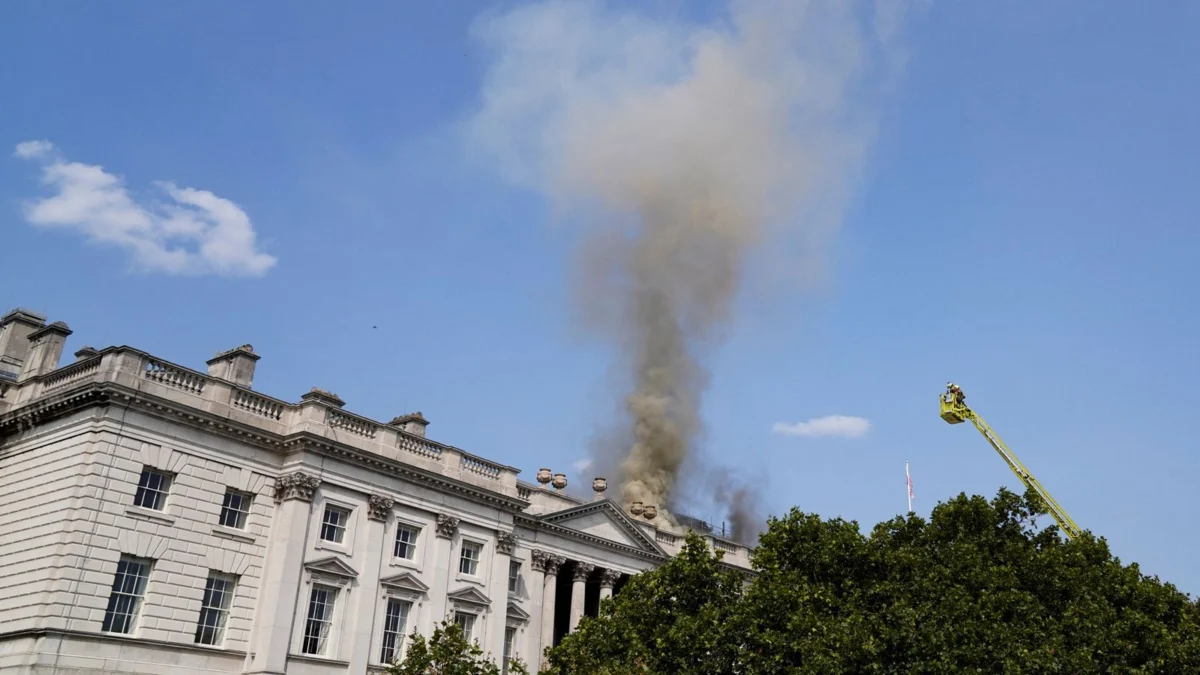 Asap mengepul di Somerset House saat petugas pemadam kebakaran berupaya menghentikan penyebaran api. Foto: Reu