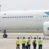 Pesawat Garuda yang ditumpangi Paus Fransiskus di Bandara VVIP Soekarno-Hatta, Banten, 6 September 2024. INDON