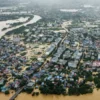 Foto dari udara tampak jalan-jalan yang terendam banjir dan gedung-gedung di Thai Nguyen, beberapa hari setela