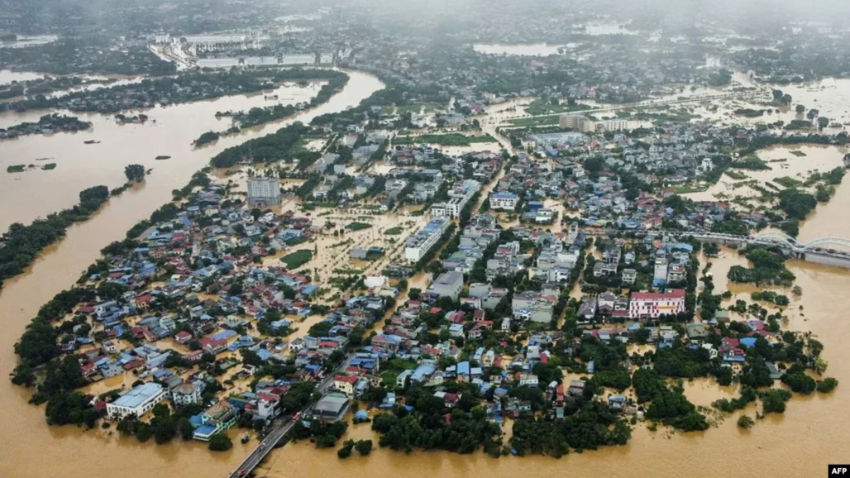 Foto dari udara tampak jalan-jalan yang terendam banjir dan gedung-gedung di Thai Nguyen, beberapa hari setela