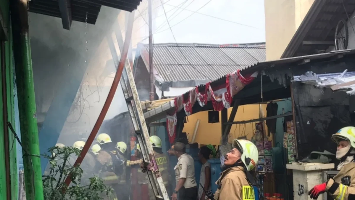 Kebakaran melanda kawasan padat penduduk di Jalan Cipinang Baru Bunder, RT 005 RW 018, Kelurahan Cipinang, Kec