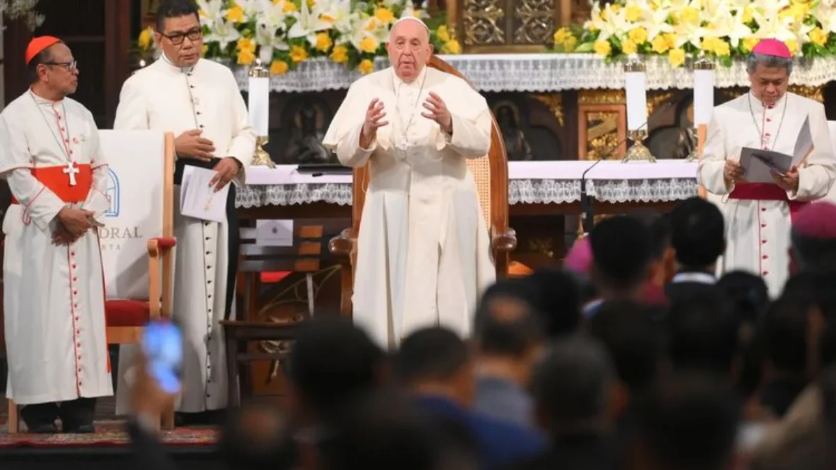 Paus Fransiskus saat audiensi dengan para uskup, biarawan, biarawati, seminaris, dan katekis di Gereja Katedra