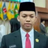 Anggota DPRD termuda M Rizqi Iskandar Muda dilantik bersama ayahnya (Sumber : Antara)