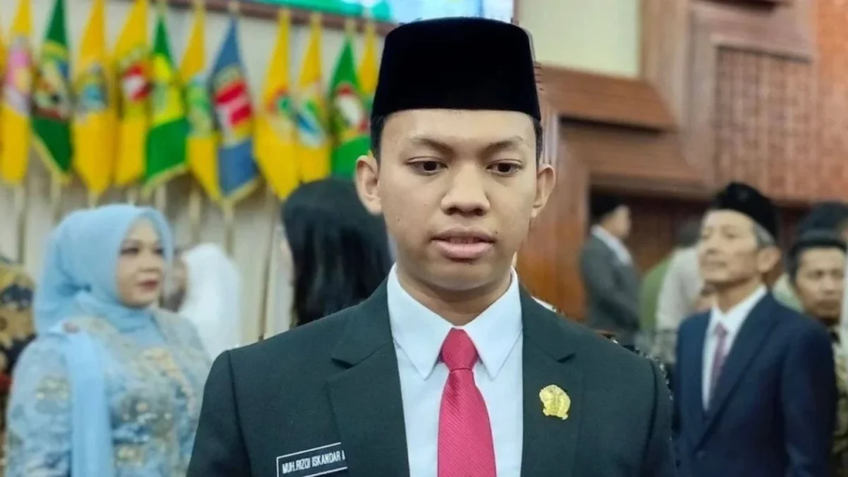 Anggota DPRD termuda M Rizqi Iskandar Muda dilantik bersama ayahnya (Sumber : Antara)