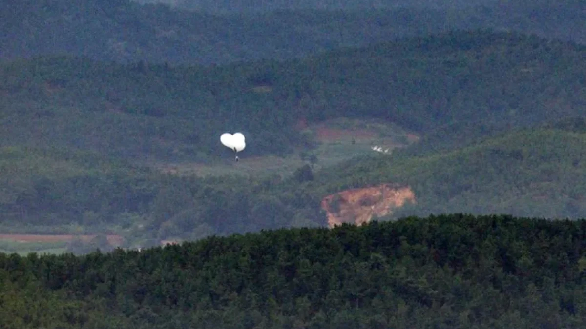 Balon yang membawa sampah melayang di atas wilayah perbatasan Korea Utara, Kaepung, dalam foto yang diambil da