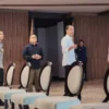 Presiden Joko Widodo (tengah) bersama Menteri Sekretaris Negara (Mensesneg) Pratikno (kanan) meninjau salah sa