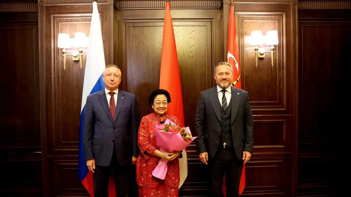 Presiden Kelima RI Megawati Seoakrnoputri menemui Gubernur St. Petersburg Alexander Beglov (kiri) dan Ketua Pa