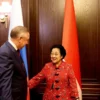 Presiden Kelima RI Megawati Seoakrnoputri (kanan) bersama Gubernur St. Petersburg Alexander Beglov (kiri) di K