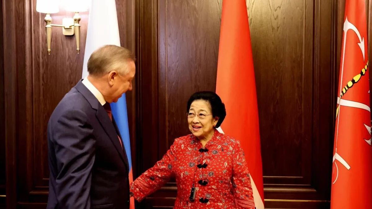 Presiden Kelima RI Megawati Seoakrnoputri (kanan) bersama Gubernur St. Petersburg Alexander Beglov (kiri) di K