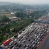 Antrian kendaraan mengular untuk melewati gerbang tol.(Antara)