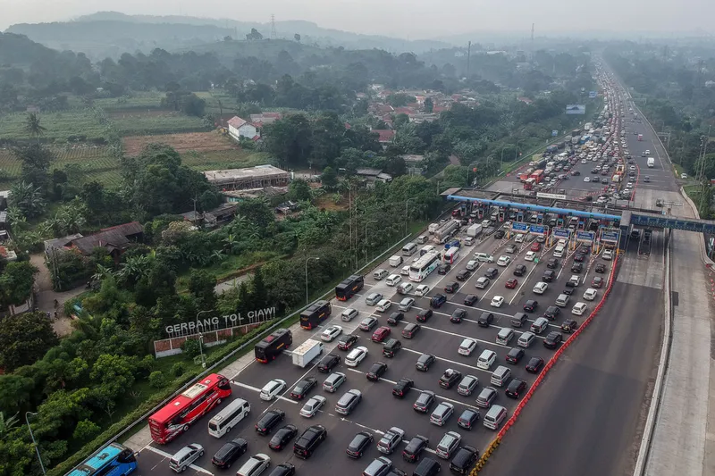 Antrian kendaraan mengular untuk melewati gerbang tol.(Antara)