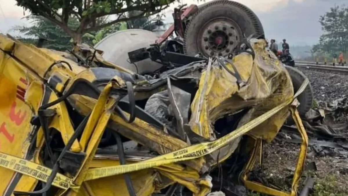 Sebuah truk mixer terlibat kecelakaan dengan Kereta Api Taksaka di jalan Sedayu, Bantul. (Instagram)