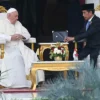 Presiden Joko Widodo berbincang dengan Pemimpin Gereja Katolik Dunia Sri Paus Fransiskus di veranda Istana Mer