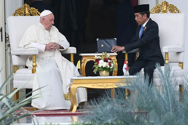 Presiden Joko Widodo berbincang dengan Pemimpin Gereja Katolik Dunia Sri Paus Fransiskus di veranda Istana Mer