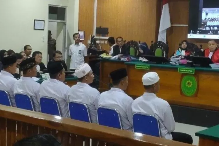 6 terpidana kasus Vina Cirebon saat menjalani sidang PK di PN Cirebon (Istimewa)